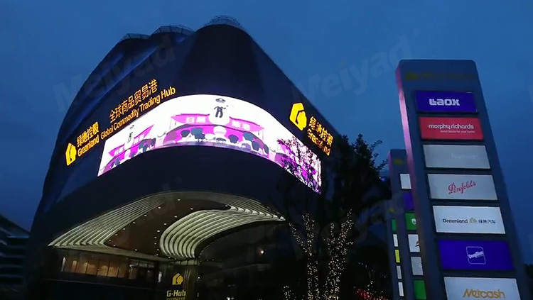 上海绿地全球贸易港户外弧形LED广告屏